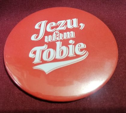 Przypinka button 7,8 cm czerwona Jezu ufam Tobie