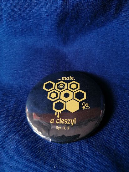 Przypinka button 5,6 cm czarna Małe a cieszy