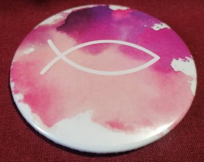 Przypinka button 7,8 cm różowa Rybka