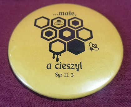 Przypinka button 7,8 cm żółta Małe a cieszy