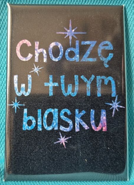 Magnes metalowy 8 x 5,5 cm Chodzę w Twym blasku (1)
