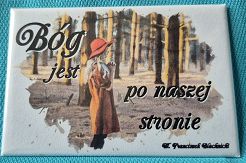 Magnes metalowy 8 x 5,5 cm Bóg jest po naszej stronie