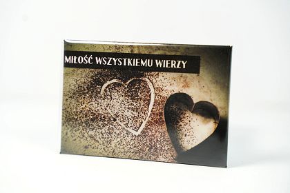 Magnes metalowy 8 x 5,5 cm - Miłość wszystkiemu wierzy