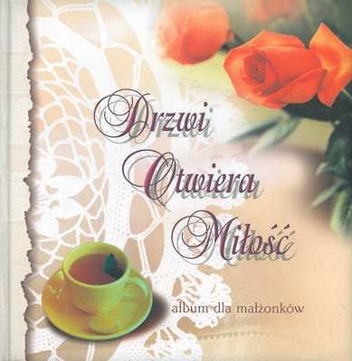 Drzwi otwiera miłość. Album dla małżonków