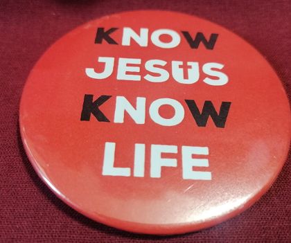 Przypinka button 7,8 cm czerwona Know Jesus Know Life