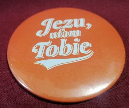 Przypinka button 7,8 cm pomarańczowa Jezu ufam Tobie