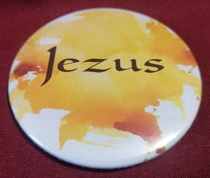 Przypinka button 7,8 cm żółta Jezus wzór 1