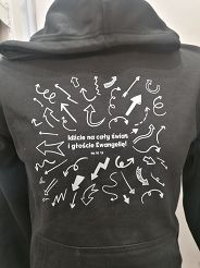 Bluza z kapturem czarna Idźcie na cały świat i głoście Ewangelię