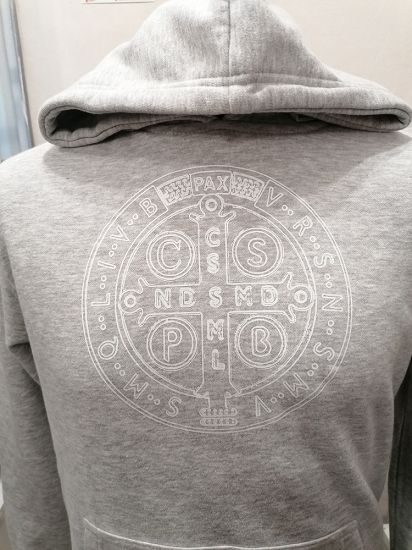 Bluza z kapturem jasnoszara Krzyż Świętego Benedykta