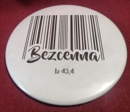 Przypinka button 7,8 cm biała Bezcenna