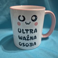 Kubek z różowym uchem Ultra Ważna Osoba (2)