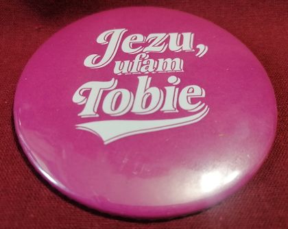 Przypinka button 7,8 cm różowa Jezu ufam Tobie