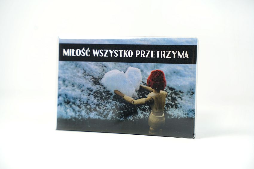 Magnes metalowy 8 x 5,5 cm - Miłość wszystko przetrzyma