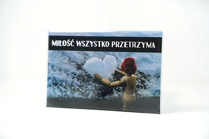 Magnes metalowy 8 x 5,5 cm - Miłość wszystko przetrzyma