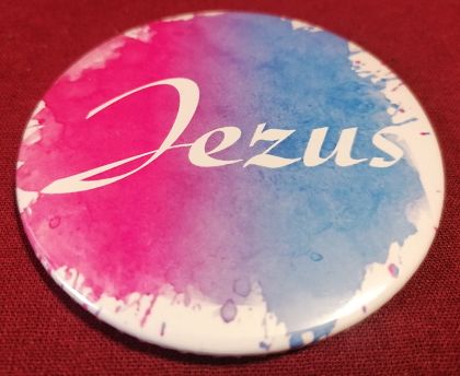 Przypinka button 7,8 cm różowo-niebieska Jezus