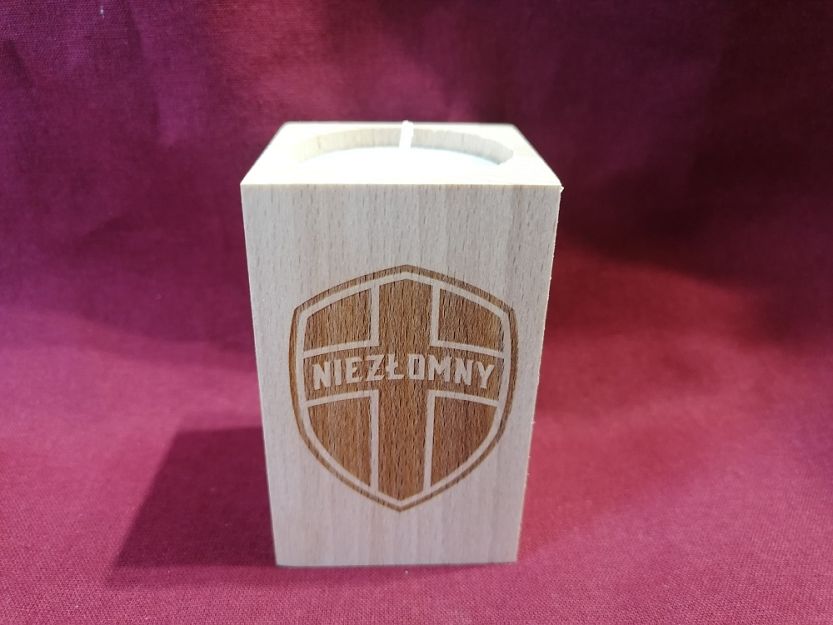Świecznik Niezłomny grawerowany 8 cm