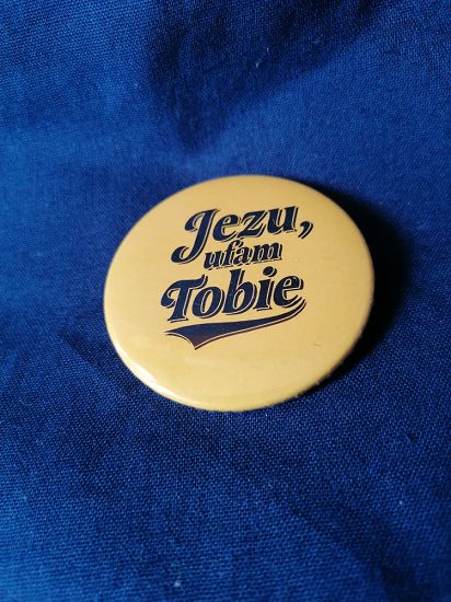 Przypinka button 5,6 cm żółta Jezu ufam Tobie