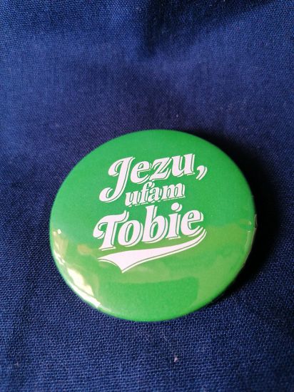 Przypinka button 5,6 cm zielona Jezu ufam Tobie
