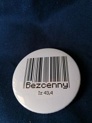 Przypinka button 5,6 cm biała Bezcenny