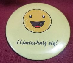 Przypinka button 7,8 cm żółta Uśmiechnij się wzór 2