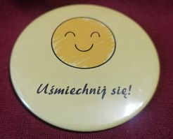 Przypinka button 7,8 cm żółta Uśmiechnij się wzór 1