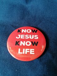 Przypinka button 5,6 cm czerwona Know Jesus Know Life