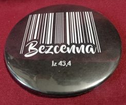 Przypinka button 7,8 cm czarna Bezcenna