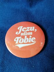 Przypinka button 5,6 cm pomarańczowa Jezu ufam Tobie